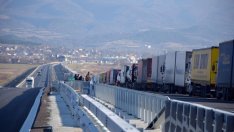 Евродепутати искат наказателна процедура срещу Гърция заради блокираната граница