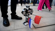 С малко помощ отвън авторитарната ос ще се разпадне преди либералната