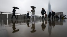 Дъждовното време е натежало на британските потребителски разходи през февруари