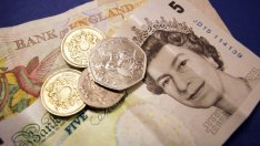 Британският паунд продължава да се представя слабо