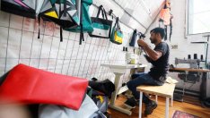 Шивачи мигранти "съшиват" новия си живот в Италия