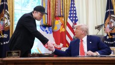 Биткойнът не остана сух след шумната раздяла на Доналд Тръмп и Илон Мъск