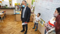 Големите ученици може поетапно да се върнат в клас от 18 януари