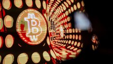 Биткойнът поевтиня под 64 хил. долара заради атаките по Иран