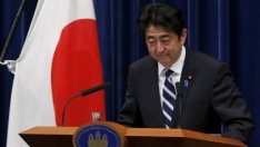 Най-тежката криза за японския премиер му коства подкрепата на избирателите