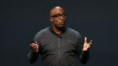 Nike се сблъсква с оплаквания за проблемно поведение и с ключова оставка