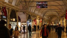 Турците загърбват банките и се стичат към Капалъ чарши, за да продават лирите си