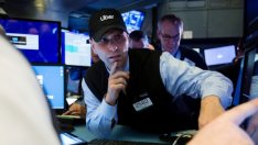 Dow и Nasdaq стартират сесията дълбоко на червена територия*