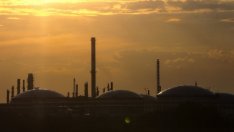 Цените на петрола се насочват към второ месечно понижение