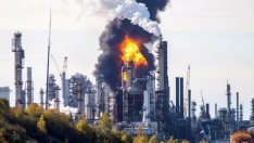 Експлозия затвори най-голямата петролна рафинерия в Канада 