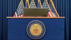 В симулирана от AI среща на Федералния резерв политическият натиск поляризира борда