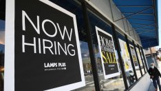 Новите работни места в САЩ неочаквано намаляват за пръв път от над година