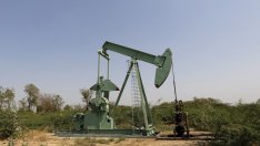 Петролът леко се възстановява след срива си в предишната сесия