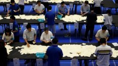 Управляващите в Япония затвърдиха мнозинството си в горната камара на парламента