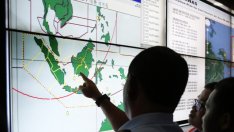 Издирват изчезналия самолет на АirAsia и под водата