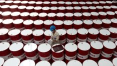 Цените на петрола тръгнаха леко надолу