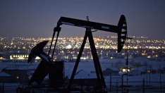 Американските петролни гиганти печелят от скъпия петрол, но не разширяват добивите си