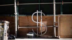 В името на глобалната икономика доларът трябва да свали короната си