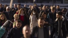 Безработицата във Великобритания за пръв път се сви под предпандемичните си нива