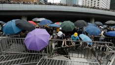 Хонконгските власти замразяват спорния законопроект за екстрадицията