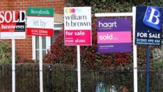 Продажбите на жилища във Великобритания са намалели наполовина през април