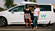 Автономните автомобили на Waymo качват пътници и в центъра на Финикс