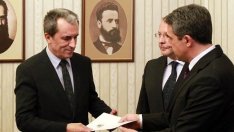  Орешарски подаде оставката на правителството