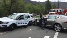 Tesla с автопилот се удари в полицейска кола