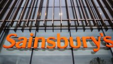 Sainsbury's продължава да се бори със спада на печалбата