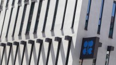 ОПЕК+ запази политиката си без промяна на фона на по-силния петролен пазар