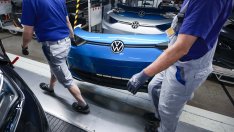 Volkswagen намалява производството и временно спира дейността на заводи в Германия
