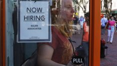 Молбите за помощи при безработица в САЩ се понижават до 3-месечно дъно