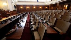 Депутатите одобриха нова месечна помощ за деца без родител