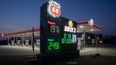 Цената на петрола се срива с около 9%