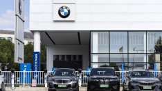 Продажбите на BMW за 2024 г. се свиват заради сервизни акции и спада в Китай