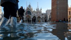 Наводненията във Венеция: Тъжна история за бюрокрация и корупция