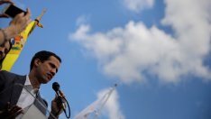 Венецуелската опозиция преговаря с военни и правителствени служители