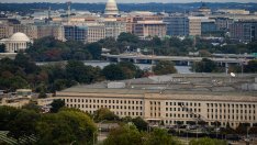 Кой дари на Пентагона 130 млн. долара за заплати на военните?