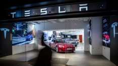 Tesla за кратко надмина Facebook по пазарна оценка