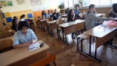 Дистанционното обучение за големите ученици остава до 31 януари