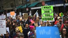 Хиляди американци протестираха срещу отказа на Тръмп да декларира доходи и данъци