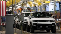 GM започва доставките на електрическия пикап Hummer през декември