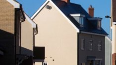 Цените на жилищата във Великобритания растат преди края на данъчната ваканция