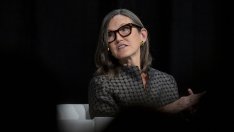 Кати Ууд: Биткойнът е финансова супермагистрала