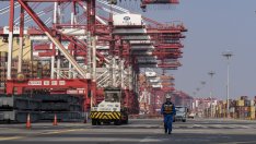 Китай излиза от търговския хаос с рекорден износ и излишък