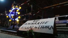 Тройката се връща в Атина, но вече като квартет