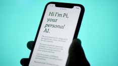 Технологичните гиганти поглъщат кралете на чатботовете