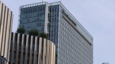 Проблемите на Raiffeisen в Русия се задълбочават, след като съд замрази акциите ѝ