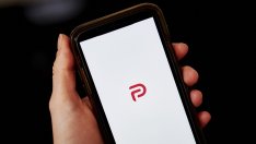 Parler се завърна в Google Play