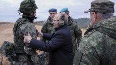 Путин посети войници на полигон и стреля с оръжие 